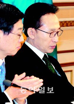 굳은 표정 李대통령 한나라당 지도부가 정동기 감사원장 내정자의 자진사퇴를 촉구한 데 대해 이명박 대통령의 침묵은 길어지고 있다. 이 대통령이 11일 청와대에서 열린 주요 20개국(G20) 정상회의 후속 합동보고회의에서 영상물을 보고 있다. 왼쪽은 김황식 국무총리. 청와대사진기자단