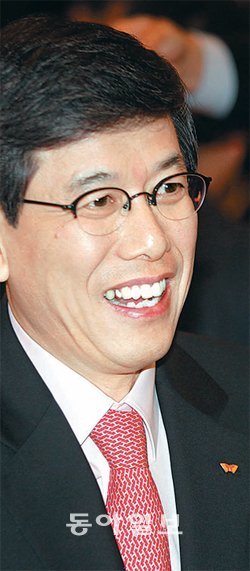 하성민 SK텔레콤 신임 사장이 12일 서울 중구 을지로 1가 SK텔레콤 본사에서 취임 후 첫 기자간담회를 가졌다. 그는 “통신시장이 올해도 치열한 경쟁을 이어갈 것”이라며 ‘공격적인 경영’을 하겠다는 의지를 내비쳤다. 사진 제공 SK텔레콤