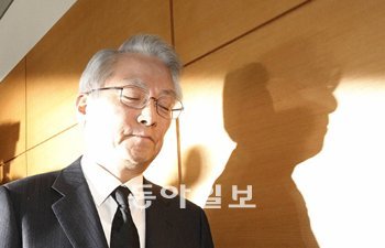 사퇴회견서 검은 넥타이 맨 까닭은… 정동기 감사원장 내정자가 12일 서울 종로구 통의동 금융감독원 별관에서 사퇴 기자회견을 마친 뒤 입을 굳게 닫은 채 회의실을 빠져나가고 있다. 한나라당 지도부가 자진 사퇴를 촉구한 지 이틀 만이다. 감사원장 내정자가 자진 사퇴한 것은 헌정사상 처음이다. 김재명 기자 base@donga.com ☞ 사진 더 보기