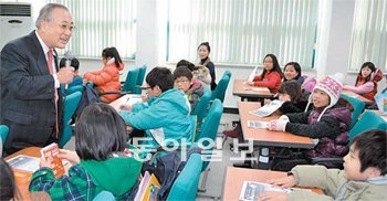 이융조 한국선사문화연구원 이사장이 초등학생을 대상으로 구석기 문화에 대한 강의를
하고 있다. 장기우 기자 straw825@donga.com