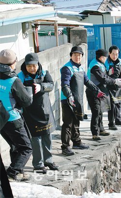 김진선 전 강원도지사(왼쪽에서 두 번째)와 역대 부지사들이 12일 강원 춘천시 후평
1동에서 연탄 배달 봉사 활동을 벌였다. 연탄은 김 전 지사가 이사장으로 있는 ‘예술문
화 생태 세상’이 기부했다. 사진 제공 강원도