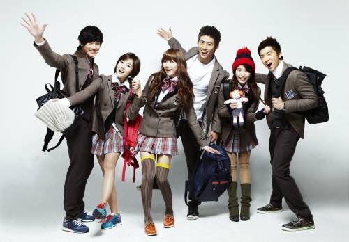 가수를 꿈꾸는 예고생들의 이야기를 다룬 KBS '드림하이'는 실제 아이돌을 기용해 방송 전부터 화제를 모았다. 왼쪽부터 김수현, '티아라'의 은정, '미쓰에이'의 수지, '2PM'의 택연, 아이유, '2PM'의 우영. 사진제공 홀림&CJ미디어