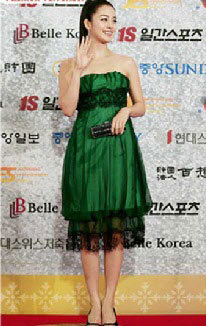 김태희가 2007년 백상예술대상 시상식 때 입은 초록색 드레스와 올백 머리 스타일은 그를 '워스트 드레서'로 꼽히게 했다.
