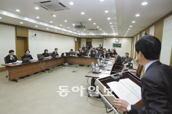 대구시의회 연구단체인 ‘희망과 미래’ 소속 의원들이 소셜네트워크서비스(SNS)에 대한 강의에 열중하고 있다. 사진 제공 대구시의회