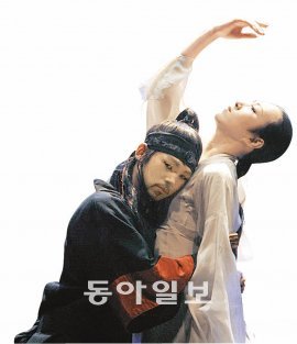 비극적 사랑을 다룬 고전소설 ‘운영전’과 왕권을 놓고 대립한 사건 ‘계유정난’에서 모티프를 가져온 가무악극 ‘몽유도원도’. 안평대군의 총애를 받는 궁녀 운영과 안평대군을 죽이러온 자객 곤과의 사랑을 표현하고 있다. 사진 제공 노승환 씨
