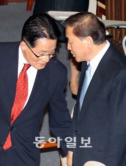 귓속말 이재오 특임장관(오른쪽)이 13일 가축전염병예방법 개정과 관련해 본회의가 열린 국회 본회의장에서 민주당 박지원 원내대표를 찾아가 귓속말을 나누고 있다.이종승 기자 urisesang@donga.com