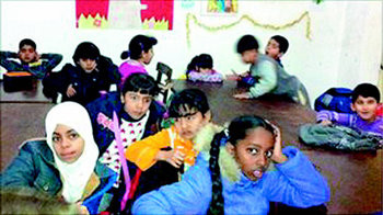 이탈리아 칼라브리아 주 리아체 시의 한 초등학교. 몇 년 전 폐교했던 이 학교는 늘어난 외국인 노동자의 자녀들로 다시 문을 열었다. 학생 대부분이 소말리아나 알바니아, 이라크 등에서 온 아이들이다. 사진 출처 BBC 홈페이지