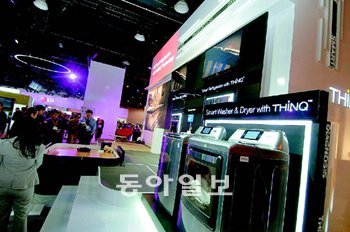 6일(현지 시간) 미국 라스베이거스 ‘CES 2011’에서 LG전자가 선보인 ‘스마트 가전’ 세탁기. 스마트그리드와 연결돼 전력요금이 낮은 시간대에 작동하도록 설계됐다. 사진 제공 LG전자