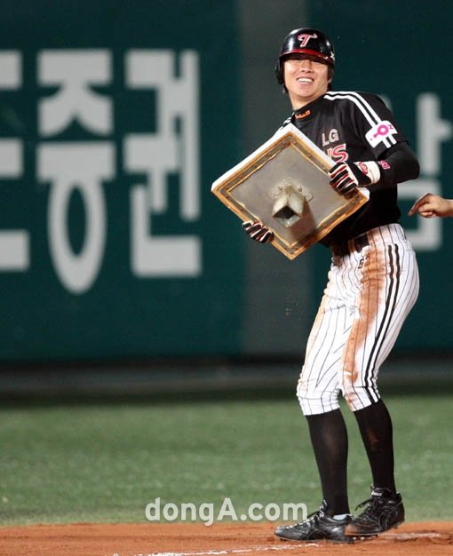 LG 이대형이 2009년 9월 2일 목동 히어로즈전 8회에 2루에서 3루로 뛰어 사상 최초 3년 연속 50도루에 성공한 뒤 
베이스를 뽑아들고 활짝 웃고 있다. 지난해에는 이 기록을 4년 연속으로 늘렸다. 올해는 ‘사상 최초 5년연속 도루왕’ 새 역사에 
도전한다. 스포츠동아DB