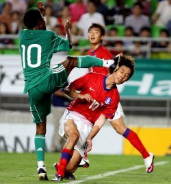 나이지리아 선수에게 머리 부분을 차이고 있는 박주영(오른쪽).