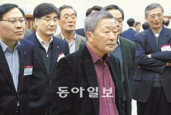 구본무 LG그룹 회장이 13, 14일 경기 이천시 LG인화원에서 열린 ‘글로벌 CEO 전략회의’에서 토론 결과를 듣고 있다. 
왼쪽부터 이영하 LG전자 HA사업본부장, 권희원 LG전자 HE사업본부장, 허영호 LG이노텍 사장, 구 회장, 강신익 LG전자 
글로벌마케팅부문장, 강유식 ㈜LG 부회장. 사진 제공 LG그룹