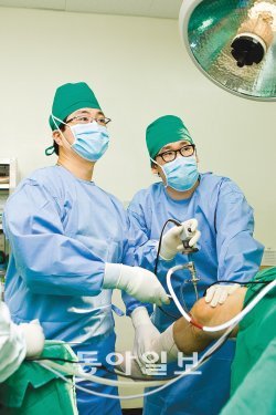 김성민 강서힘찬병원장이 관절내시경을 이용한 연골재생술로 초기 관절염 환자를 치료하고 있다. 사진 제공 힘찬병원