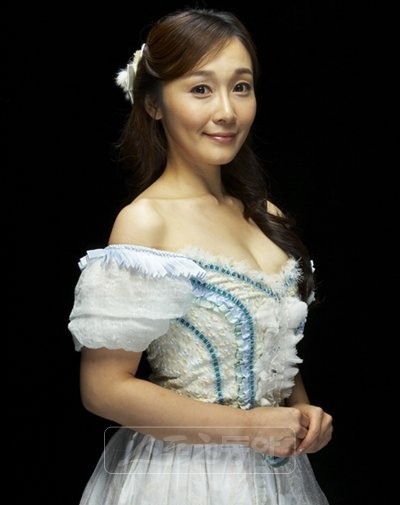 뮤지컬 ‘삼총사’에서 달타냥의 연인 콘스탄스 역을 맡은 김아선은 2001년 ‘오페라의 유령’으로 데뷔한 후 승승장구하며 뮤지컬계의 퀸으로 등극했다.