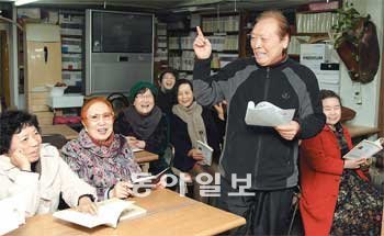 14일 서울 서대문구 홍제2동 ‘조선문학’ 사무실에서 박진환 시인(오른쪽에서 두 번째)이 ‘풍시조’를 낭독하고 있다. 박 시인이 개척한 시의 한 장르인 풍시조에 담긴 시대 비판과 해학에 수강생들이 맞장구를 치며 즐거워하고 있다. 박영대 기자 sannae@donga.com