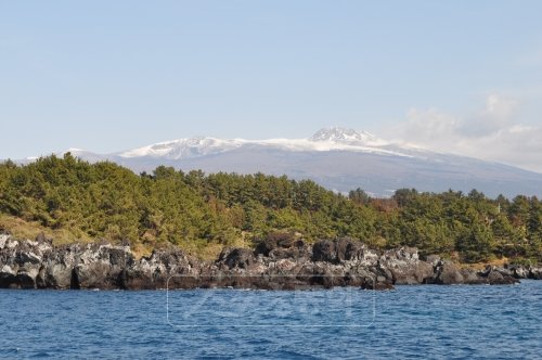 서귀포 중문 관광단지 앞바다서 바라 본 한라산.