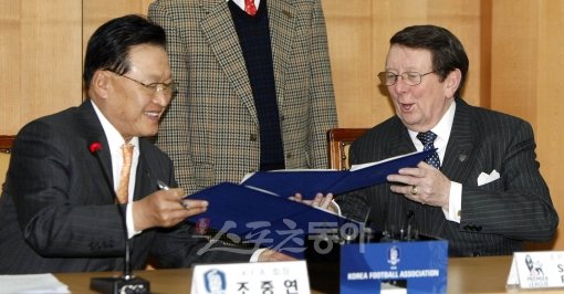 대한축구협회 조중연 회장(왼쪽)과 잉글랜드 데이비드 리차즈 축구협회 부회장(프리미어리그 회장)이 17일 서울 신문로 축구회관 대회의실에서 상호협력 양해각서에 사인을 마친 뒤 교환하고 있다.