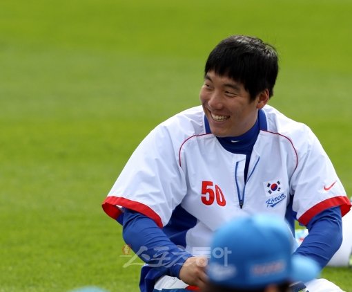 ‘천재타자’로 자랄 몸을 물려주었다. 아들을 위해 잠실구장 출퇴근도 마다하지 않았다. 그리고 아들이 고개 숙이고 있을 때 그 손을 잡아주었다. 두산 김현수에게 아버지는 희생의 다른 이름이다. 그리고 이제 그 빚을 야구로 갚을 결심이다. 스포츠동아DB