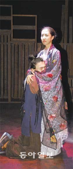 일본에선 2008년 여성 아이돌 그룹 ‘모닝구무스메’의 후지모토 미키가 타이틀 롤을 맡아 화제가 됐던 연극 ‘하카나’. 망나니 노름꾼 스즈지로(김장동)와 도깨비의 장난 탓에 ‘괴물’ 태어난 천하절색 하카나(박선애)의 애절한 사랑에 다양한 신화적 코드를 녹여 넣었다. 사진 제공 극단 시월