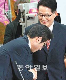 정병국 후보 ‘가장 인상 깊었던 문화부 장관’과 악수 “가장 인상 깊은 분은 박지원 전 장관이다.” 정병국 문화체육관광부 장관 후보자는 17일 인사청문회장에서 ‘김대중 정부 이후 문화부 장관 10명 중 업무 성과가 뛰어나다고 생각하는 두 분을 꼽아 달라’는 질의에 이렇게 답했다. 이 발언 이후 박지원 민주당 원내대표가 청문회장을 찾자 정 후보자가 90도로 숙여 악수하고 있다. 김경제 기자 kjk5873@donga.com ☞ 사진 더 보기