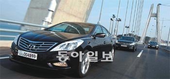 18일 현대자동차가 부산과 거제도 일대에서 마련한 ‘신형 그랜저’ 시승회에 참석한 차량이 부산 강서구와 경남 거제시 사이 거가대교를 달리고 있다. 사진 제공 현대자동차