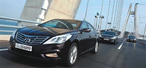 18일 현대자동차가 부산과 거제도 일대에서 마련한 ‘신형 그랜저’ 시승회에 참석한 차량이 부산 강서구와 경남 거제시 사이 거가대교를 달리고 있다. 사진 제공 현대자동차