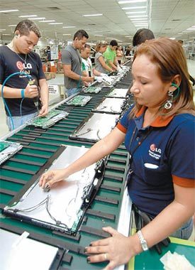 브라질 마나우스에 위치한 LG전자 생산라인에서 현지 노동자들이 모니터를 조립하고 있다. LG전자의 브라질 내 브랜드 선호도는 74.2%에 이른다. 사진 제공 LG전자