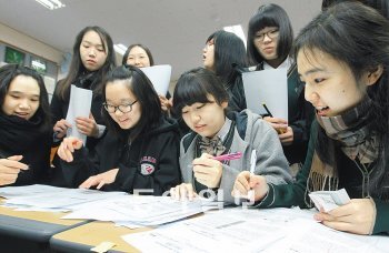 대학수학능력시험은 해마다 11월 치르지만 수험생 학부모 교사가 가슴 졸이는 10개월의 대입 레이스는 이미 시작됐다. 수시 경쟁률과 수능 난이도를 중심으로 입시에 변수가 많으므로 지금부터 치밀한 전략을 세워야 한다. 동아일보 자료 사진