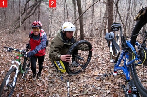 1. ‘길이 아니면 가지를 말라고 했거늘…’ 대요리에서 지곡면사무소쪽으로 넘어가는 산길을 자전거를 끌고 넘는 허영만 화백. 자동차가 달리는 아스팔트길을 피하려다 점점 미궁같은 산 속으로 빠져드는 중이다. 사진｜이진원2. 엎친데 덮친격으로 길이 없는 험산에서 바퀴마저 고장났다. 새 튜브 교체 작업중인 필자. 얼굴에 지친 표정이 역력하다. 사진｜김경민