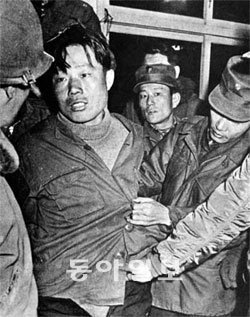 1968년 1월 21일 청와대를 공격하려다 실패한 북한 무장공비들은 청와대뿐만 아니라 미국대사관까지 공격할 계획이었던 것으로 드러났다. 사진은 군경과의 교전 끝에 체포된 김신조 씨. 동아일보 자료 사진