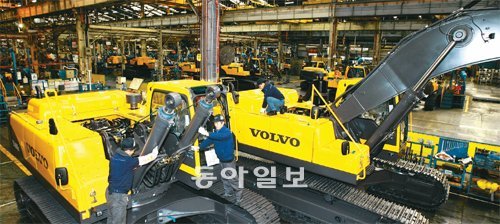 13일 경남 창원시에 위치한 볼보건설기계코리아 창원공장에서 근로자들이 완성 단계의 굴착기를 점검하는 작업을 하고 있다. 올해 굴착기 1만8000대 생산이 목표인 창원공장은 볼보 굴착기의 글로벌 생산기지로 단일 생산설비로는 세계 최대 규모를 자랑한다. 사진 제공 볼보건설기계코리아