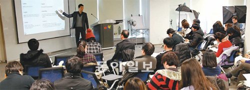 18일 서울 강남구 역삼동 이베이코리아 교육센터에서 ‘글로벌 판매자(셀러)’ 양성 교육 수강생들이 물건을 팔 때 주의할 점에 대해 강사의 설명을 듣고 있다. 전영한 기자 scoopjyh@donga.com