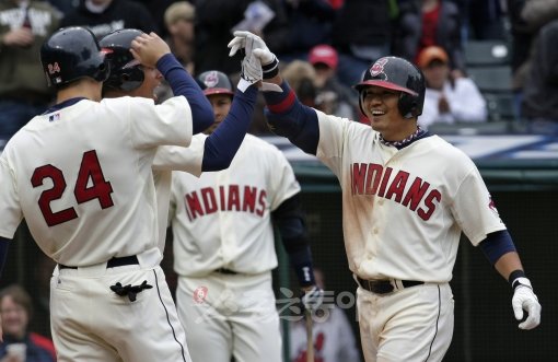 추신수(오른쪽)의 연봉 대박행진은 이제부터다. 향후 지금과 같은 경기력을 유지한다면 2012년에는 700만 달러, 2013년에는 1100만 달러까지 바라볼 수 있다. 스포츠동아DB.