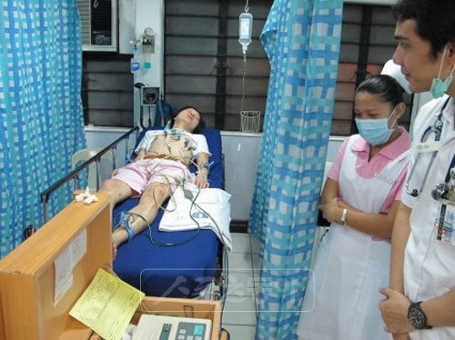 지난해 9월 필리핀 세부에 머물며 “댕기열로 병원에 입원했다”고 주장했던 신정환이 ‘증거’라며 팬 카페에 공개한 사진. 결국 거짓으로 드러나 신정환은 거센 후폭풍에 시달려야 했다. 스포츠동아DB