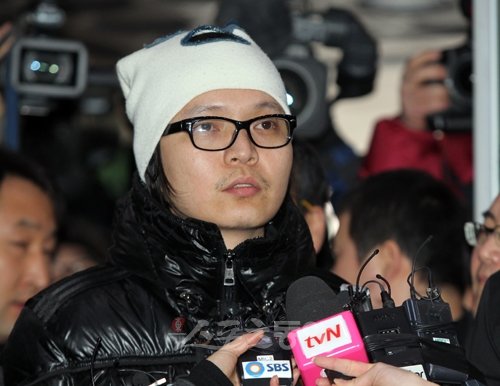 해외 원정 도박 혐의를 받고 있는 방송인 신정환이 19일 오후 서울 종로구 서울지방경찰청에서 취재진의 질문에 답변을 하고 있다.