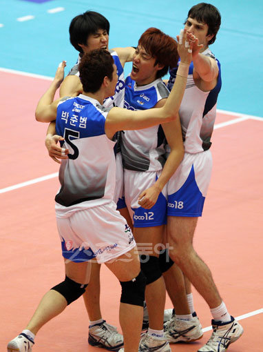 KEPCO45가 19일 성남실내체육관에서 열린 상무신협과의 V-리그 경기에서 공격에 성공한 뒤 기뻐하고 있다. 3대 0으로 KEPCO45가 승리했다. 성남 | 임진환 기자 photolim@donga.com