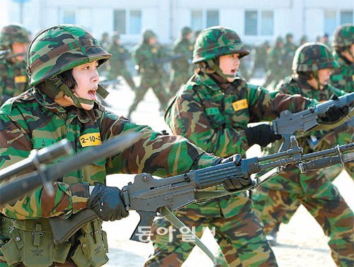19일 오전 경기 성남시 수정구 창곡동 학생중앙군사학교에서 숙명여대를 비롯한 전국 7개 대학에서 선발된 59명의 여성 학군사관(ROTC) 후보생들이 남성 후보생들과 함께 총검술 훈련을 받고 있다. 본보 사회부 신민기 기자도 이날 함께 훈련했다. 성남=박영대 기자 sannae@donga.com