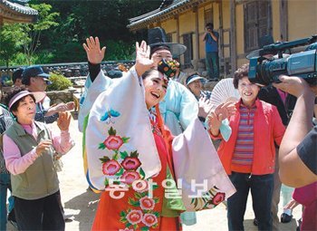 경북 영주의 선비촌을 찾은 외국인 남녀가 우리 전통의상을 입고 좋아하고 있다. 사진 제공 경북도