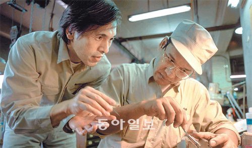도쿄 이타바시 구의 아사히정기공업에서 태국의 한 연수생(오른쪽)이 금형기술을 배우고 있는 모습. 개발도상국의 인재 육성을 목표로 한 기술협력은 일본의 공적개발원조(ODA) 정책의 핵심 축이다. 사진 제공 일본국제협력기구(JICA)