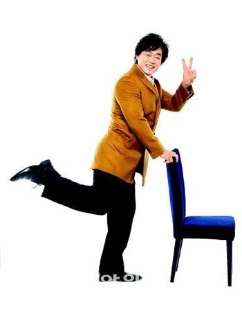 배우 이병준은 “요즘 부쩍 알아봐 주시는 분들이 늘어 행복하다”며 웃었다. 그러면서 그는 “밥을 굉장히 와일드하게 먹는 편인데 쳐다보면 조신하게 먹어야 해 힘들다”며 “식당에서만은 아는 척하지 말아 달라”고 부탁했다. 원대연 기자 yeon72@donga.com