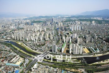 올해 대구지역의 부동산 경기 회복에 대한 기대감이 높다. 사진은 수성구 수성동 일대 대단위 아파트 단지 전경. 사진 제공 대구 수성구