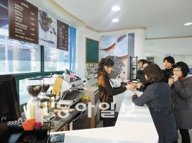 커피 마시고 이웃 돕고 20일 부산 해운대해수욕장 관광안내소에 문을 연 커피전문점 ‘선 앤 펀’. 바리스타 자격증을 딴 저소득층 근로자가 운영하는 이 카페에서 관광객들이 커피를 마시고 있다. 사진 제공 부산 해운대구