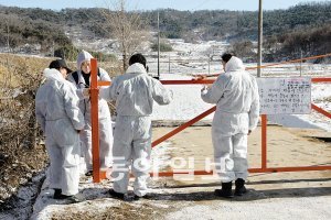 주민들이 만든 통제시설 충남 홍성군 금마면 가야마을 입구에서 주민들이 자체적으로 이동 통제 시설을 만들어 운영하고 있다. 외부 차량이 축산농가로 무분별하게 진입하는 것을 막기 위한 조치다. 사진 제공 홍성군