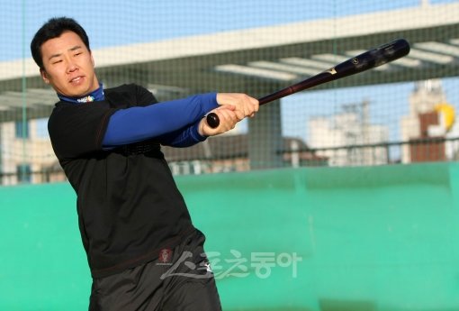 이범호의 겨울은 더 매섭다. 한화와 협상이 사실상 결렬되며 이범호는 지난 시즌 후 ‘전력외’판정을 받은 현 소속팀 소프트뱅크로 돌아가야 한다.  스포츠동아 DB.