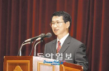 군산지원장 재임 때인 2004년 황적화 부장판사가 전북 군산시 주최 시민자치대학 강좌에 초빙돼 특별강연을 하고 있다. 사진 제공 군산시