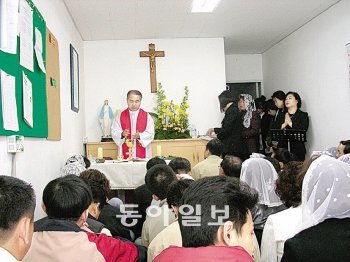 안규태 신부가 집전하고 있는 수화 미사.사진 제공 인천가톨릭농아선교회