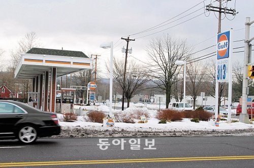 기름값이 크게 오르면서 미국인들이 카풀을 늘리고 조금이라도 싼 주유소로 몰리는 등 생활 패턴을 바꾸고 있다. 19일(현지 시간) 미국 뉴저지 주 북부 노스베일에 위치한 한 주유소. 기름을 넣는 차가 거의 없을 정도로 한산하다. 노우드(뉴저지)=신치영 특파원 higgledy@donga.com