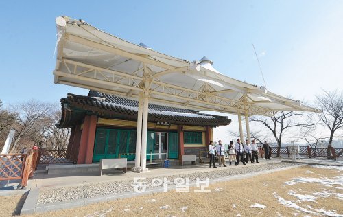 20일 오전 쌀쌀한 날씨에도 외국인을 포함한 회원들이 서울 중구 장충동 석호정에 모여 힘차게 활시위를 당기고 있다. 사진 제공 서울 중구