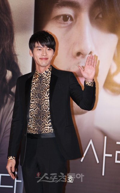 배우 현빈이 영화 ‘사랑한다, 사랑하지 않는다’의 제작보고회에 참석해 포토타임을 갖고 있다.