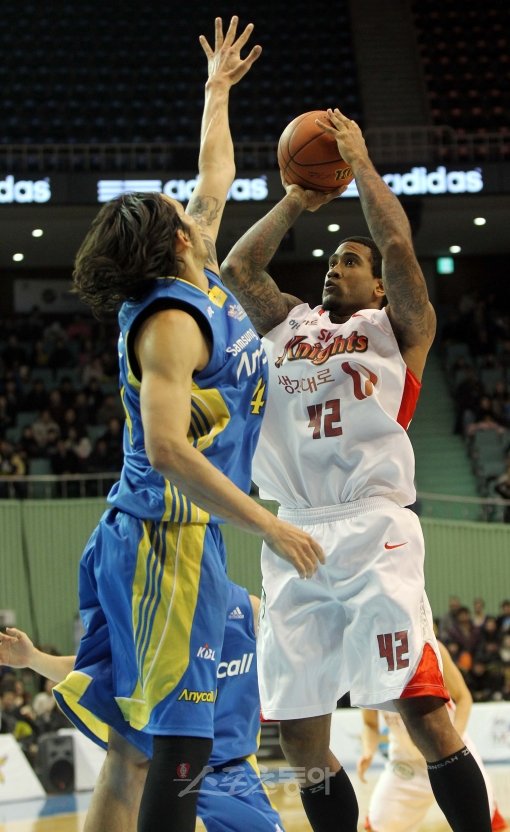 20일 서울 잠실실내체육관에서 열린 2010-2011 현대모비스 프로농구 서울삼성과 서울SK의 경기에서 삼성의 이승준이 SK의 클라인허드의 점프슛을 블록하고 있다.