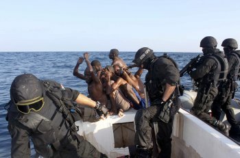 사진은 포르투칼 해군이 2009년 12월 소말리아 해적을 생포한 모습.     (서울=연합뉴스)